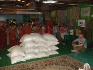 Voedsel (rijst) donatie Da Ma Wi Du weeshuis Myanmar 